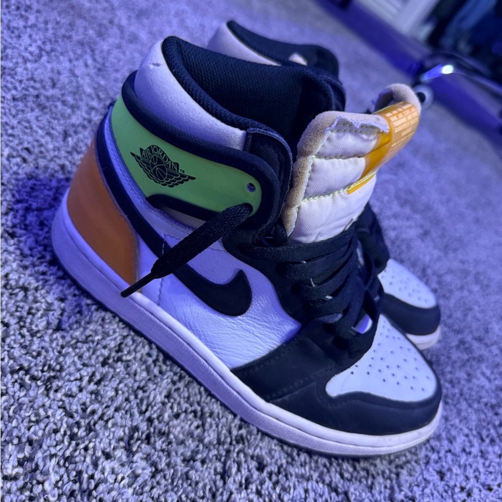 Jordan 1 Retro High OG Volt Gold